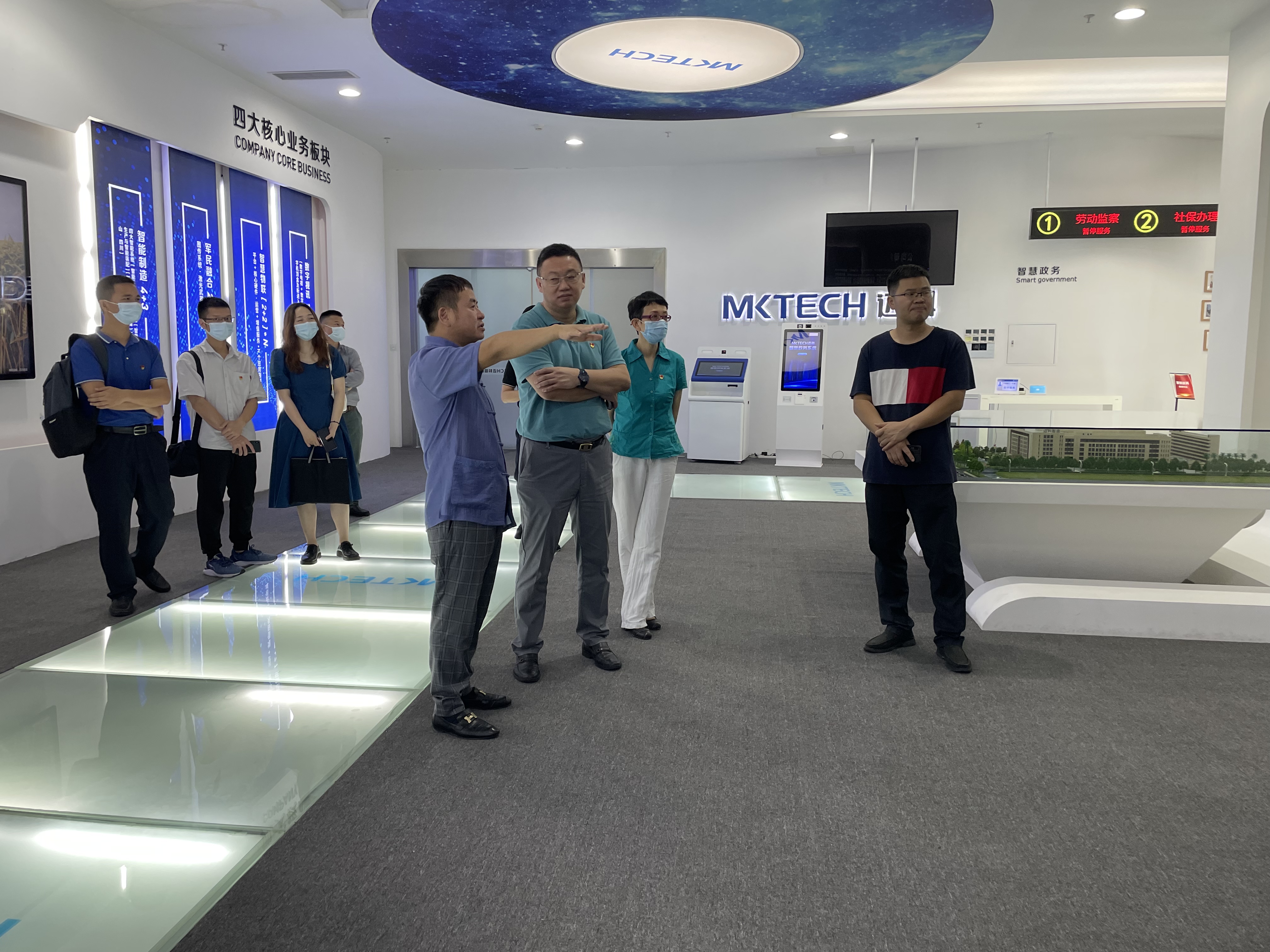 中国人民银行珠海市中心支行行长龙勇到迈科智能调研指导
